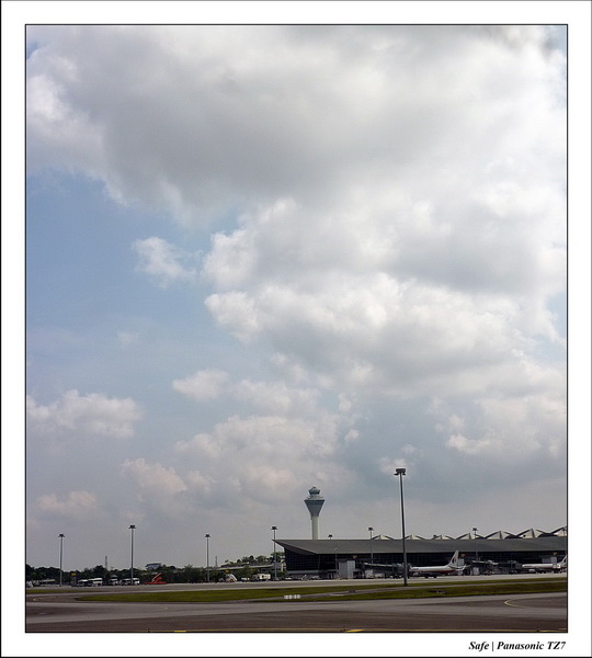 2011 - 08 - Dans les airs 14